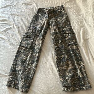revolve camo cargos, barely worn, low rise